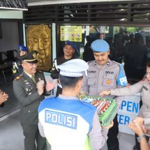 Semarak HUT TNI, Polres Labuhanbatu Berikan Kejutan ke Sejumlah Satuan TNI