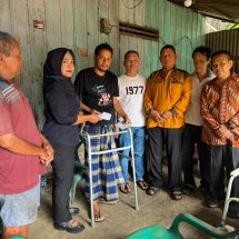 Tokoh Tionghoa dan Ketua PWI Labuhanbatu Jenguk Jurnalis Korban Kecelakaan